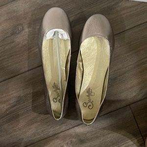 seychelles silverish gold flats